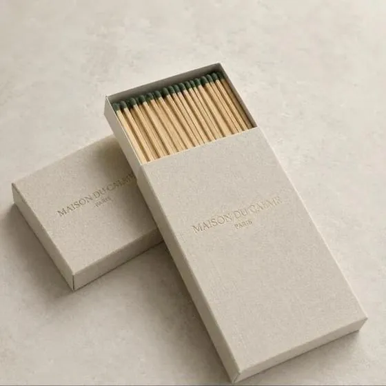 Cajas de cerillas de textura lino con bajorrelieve para una casa parisina de fragancias para el hogar