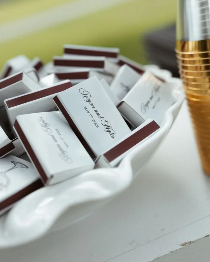 Cajas de cerillas de boda personalizadas en un cuenco blanco de borde festoneado