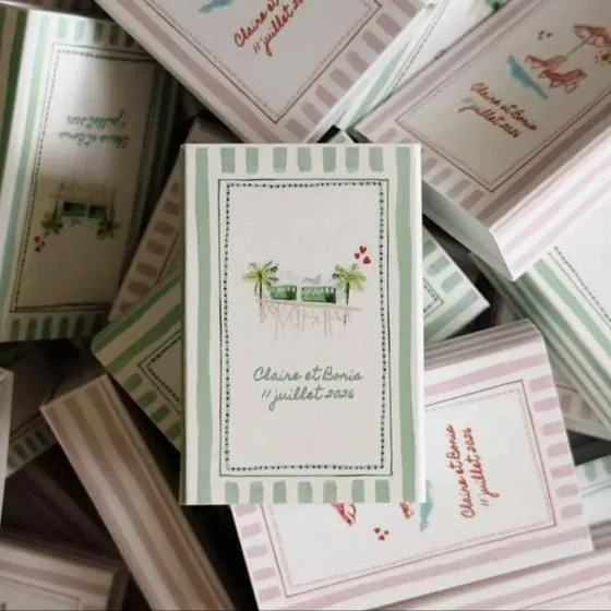 Cajas de cerillas de boda con una ilustración del lugar dibujada a mano y nombres, a rayas verdes y rosas